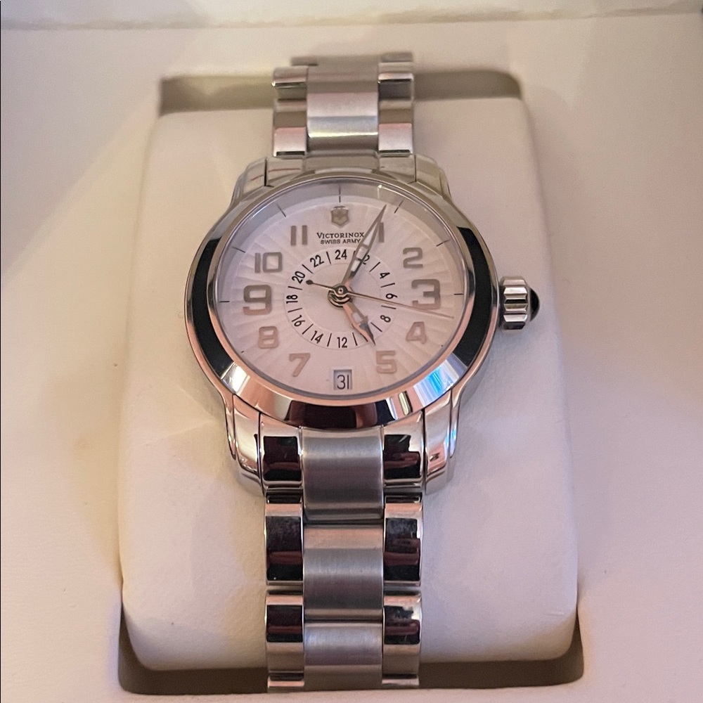 Swiss army Victoronox women’s vintage watch model 24240. Brand new in box. - Picture 2 of 7